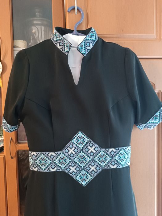 Плаття вишите нитками.