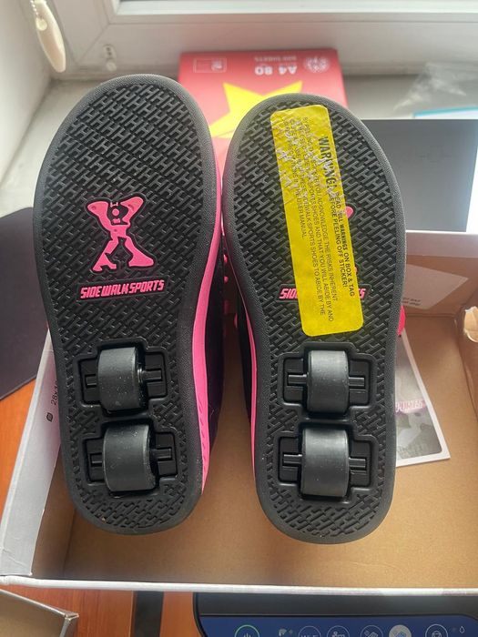 Heelys,  кроссовки  на  колёсиках