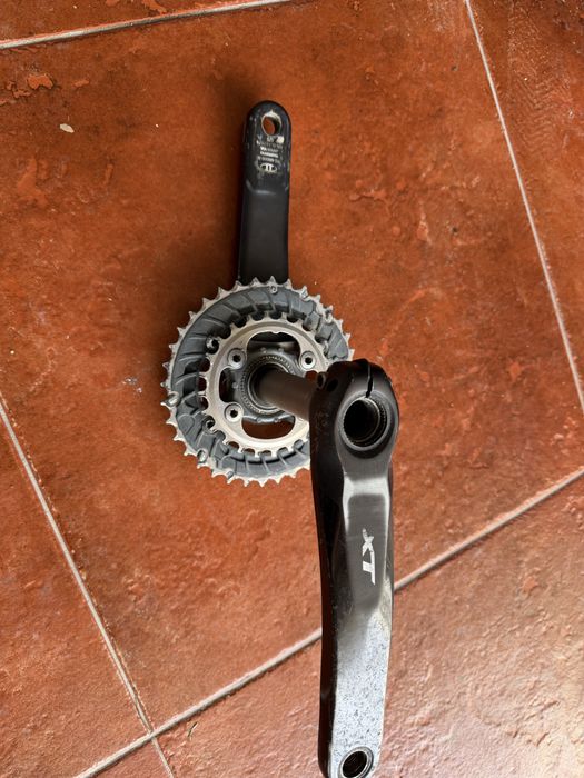 Pedaleiro xt 2v. Em estado razoavel.