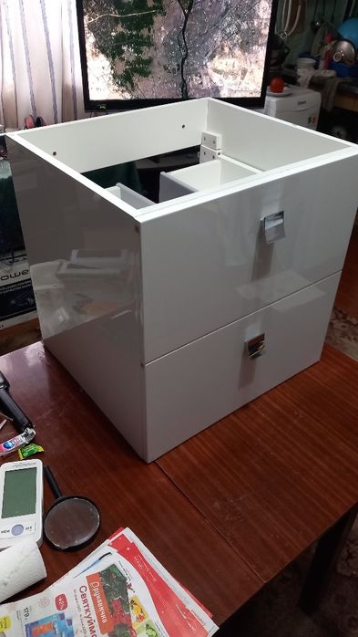 Тумба підвісна під умивальник.   Франція