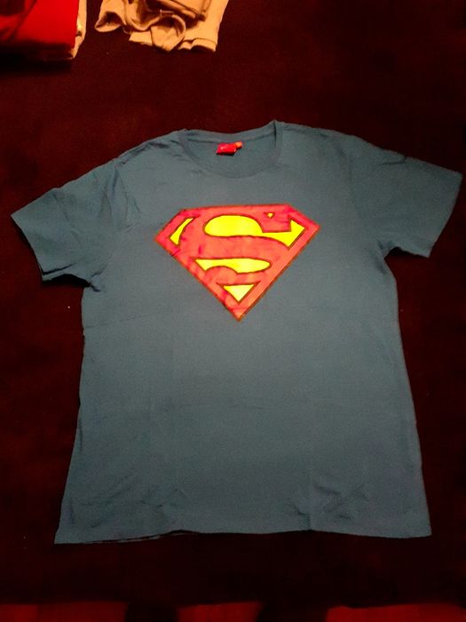 Vendo t-shirt do super Homem