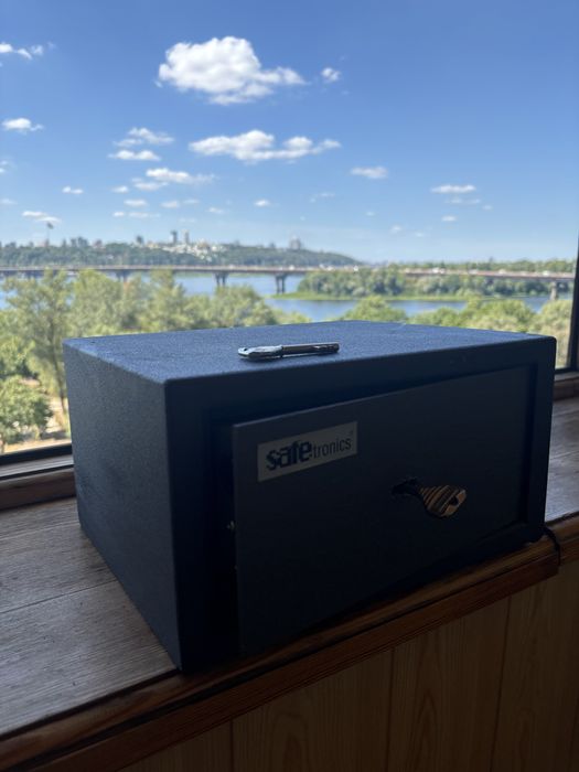 Сейф Safetronics з ключем