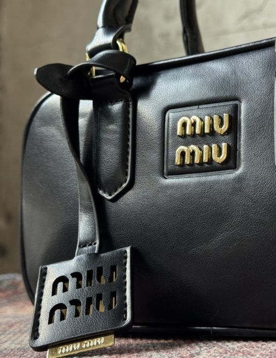 Остання в кольорі мокко сумочка міу міу