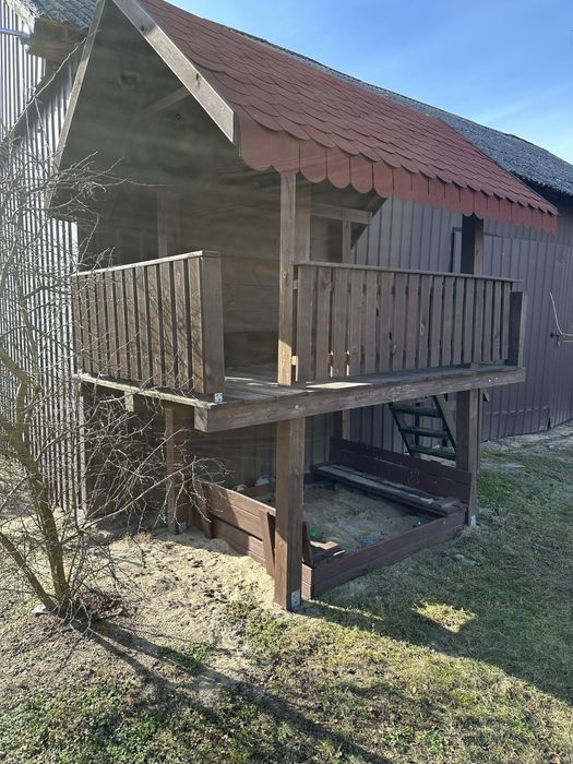 Domek dla dzieci razem z piaskownica