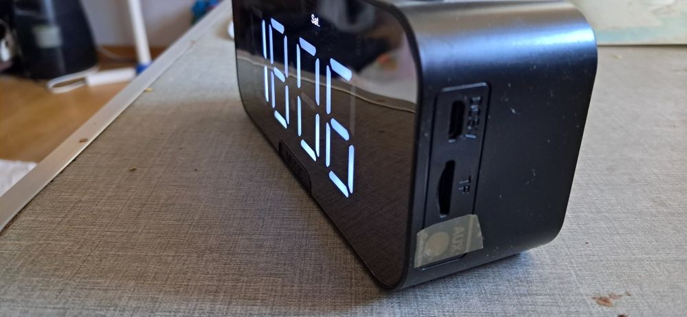 Цифровий годинник ,будильник,Bluetooth 5 .
