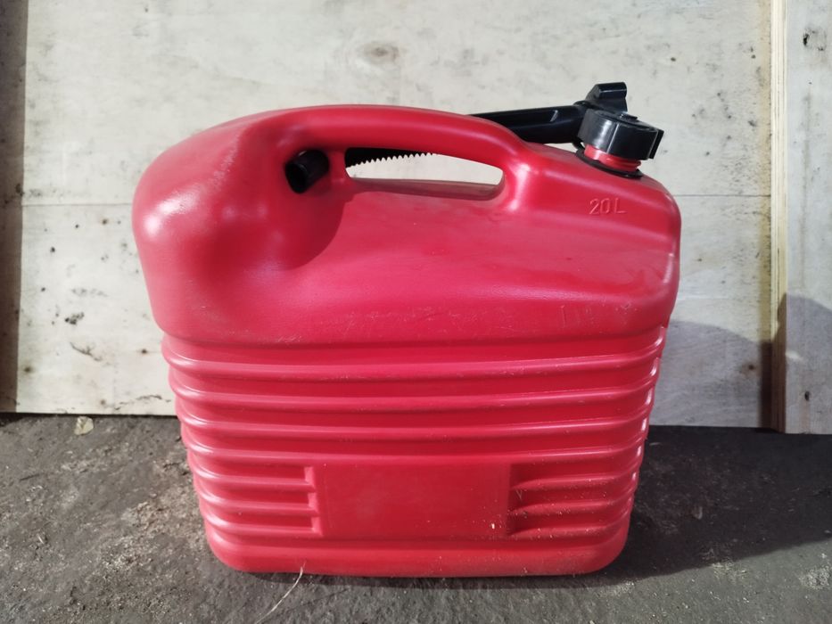 Каністра 20 л пластикова для зберігання пального чи технічних рідин, стійка до хімічного впливу