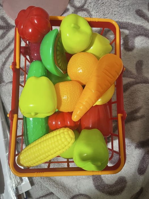 Набір овочів та фруктів у кошику