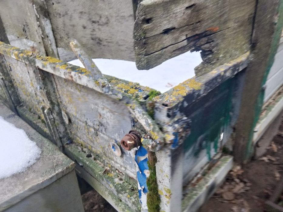 Продам причеп одноосний із гідроциліндром та із запасним колесом .