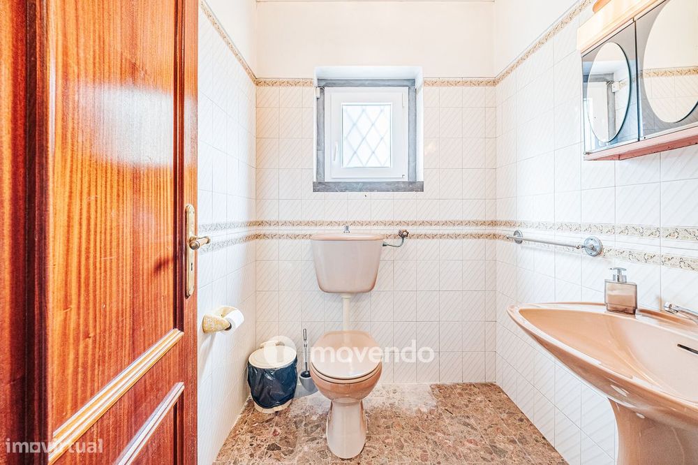 Quinta isolada T3+1 com áreas amplas e terreno de 2022m², em Colares