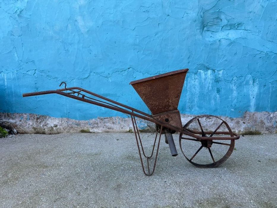 Distribuidor de adubo antigo