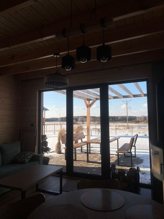 Domek między łąkami