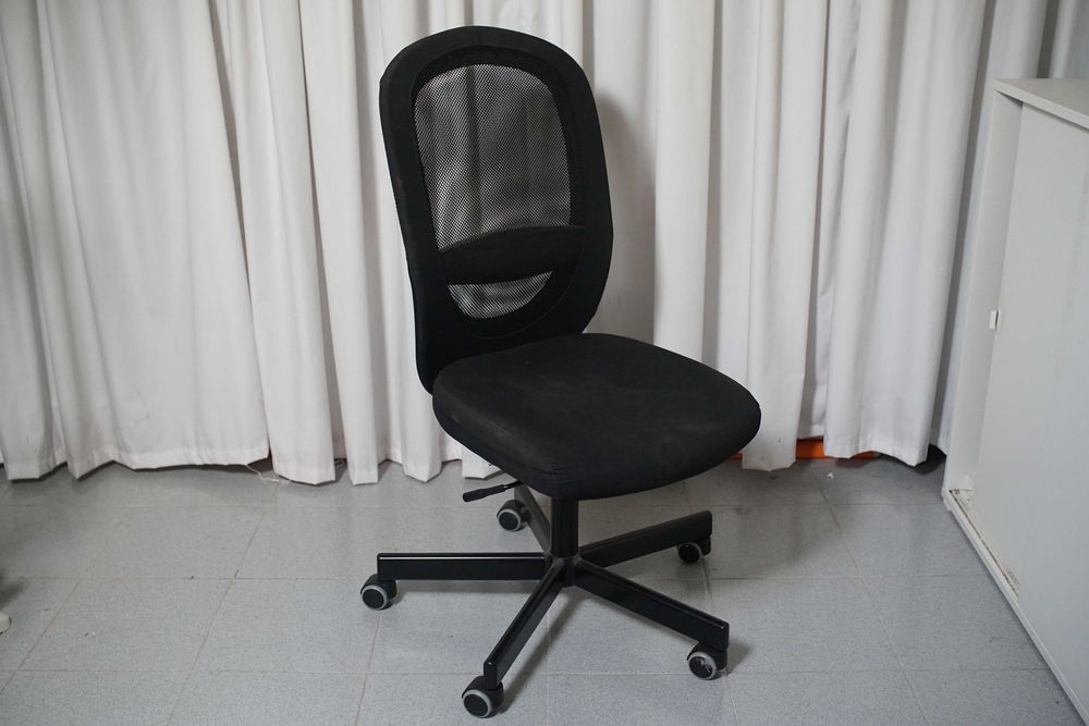 Cadeira IKEA FLINTAN Preta – Escritório com Encosto em Rede