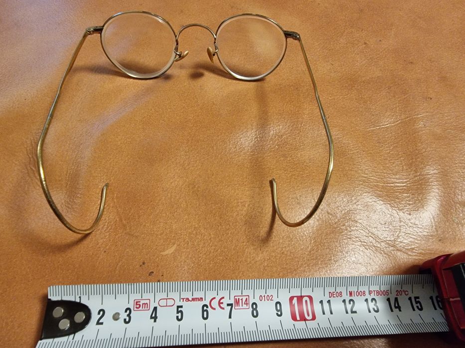 Stare metalowe okulary.