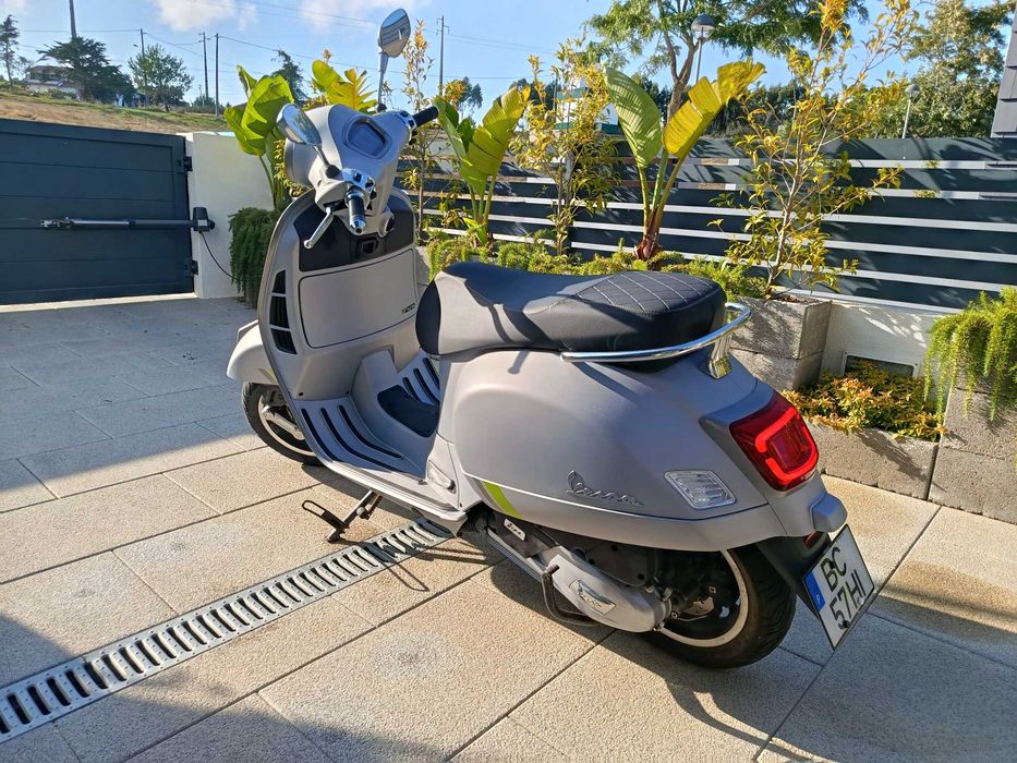 Moto Vespa 125 Gts super oferta de 2 capacetes
