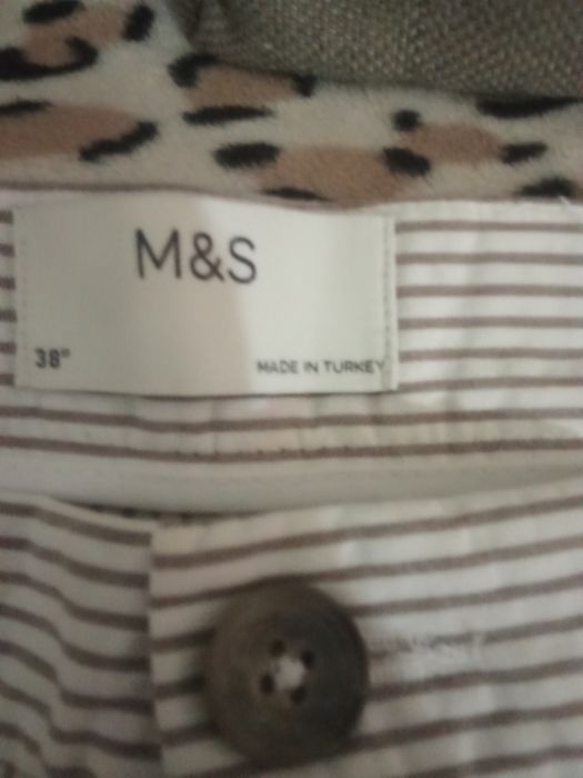 Calções as riscas m&s