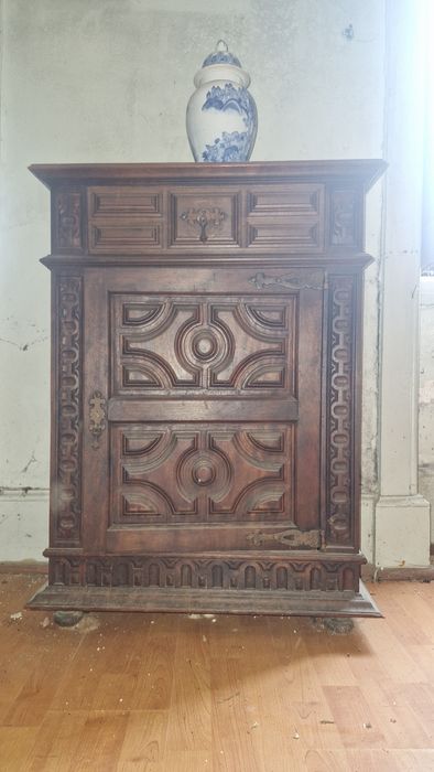 Móvel de apoio em madeira maciça