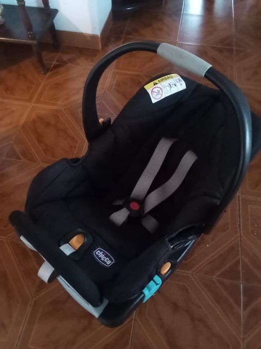 Ovo e fixador para carro Chicco em muito bom estado
