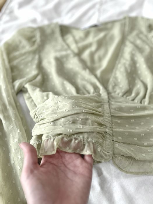 Blusa verde com folho