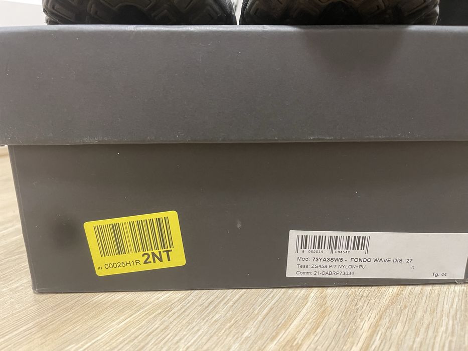 Продам кроссовки мужские Versace