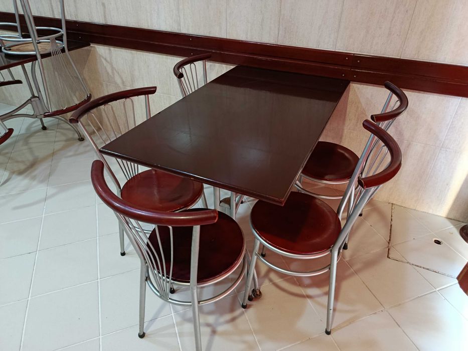 Conjunto de 6 Mesas e 30 Cadeiras Usadas em Bom Estado