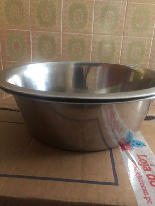 Quatro tigelas com 29 cm de diametro, aço inoxidável. Boa condição