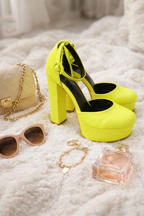 Neonowe buty na obcasie 38
