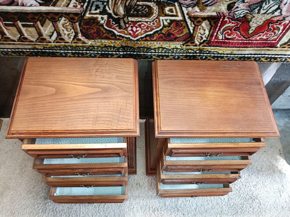 Par de mesinhas de cabeceira em madeira maciça de castanho velho