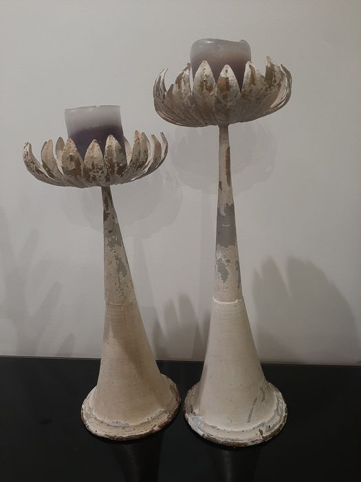 Dois castiçais estilo rústico