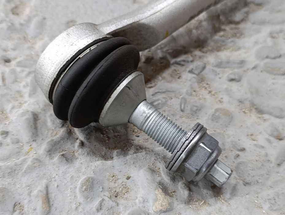 Рульова тяга взборі Tesla Model Y