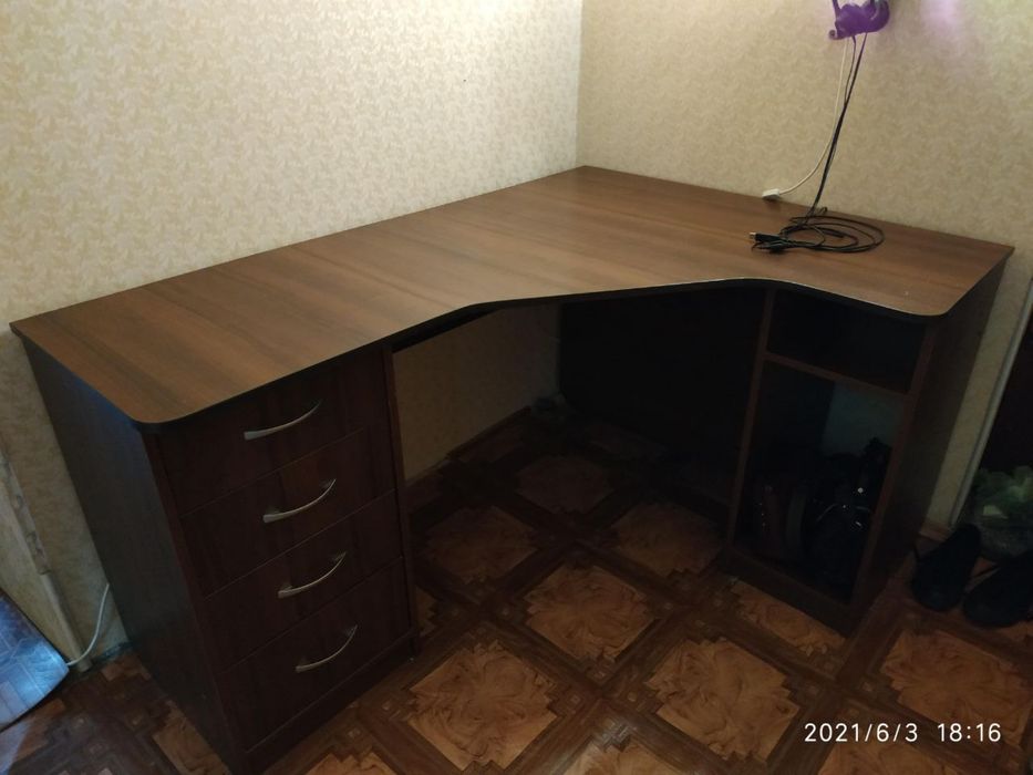 Кутовий письмовий стіл