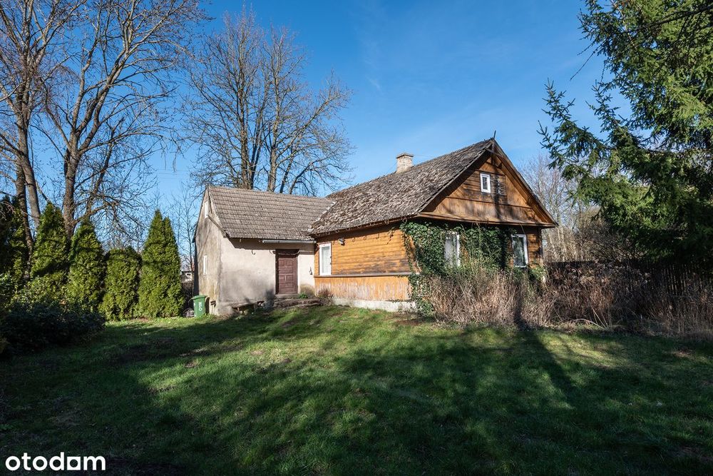 Dom drewniany na wsi .