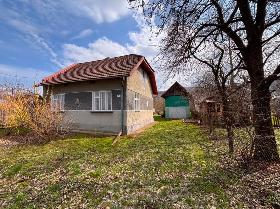 Продажу цегляного будинку