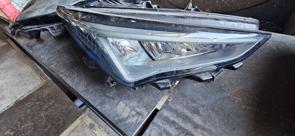 Farois esq e dr Cupra Born Full LED