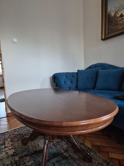 Drewniany, owalny stolik kawowy