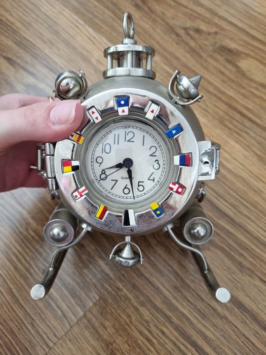 Zegar zegarek stojący oryginalny na baterie metalowy