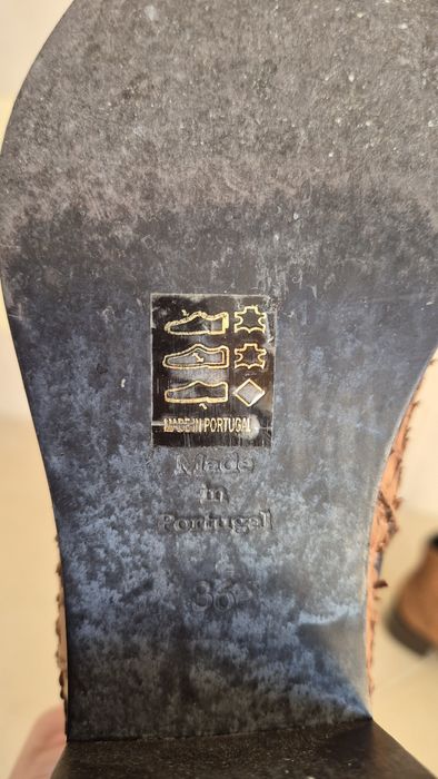 Botas em pele pouco usadas