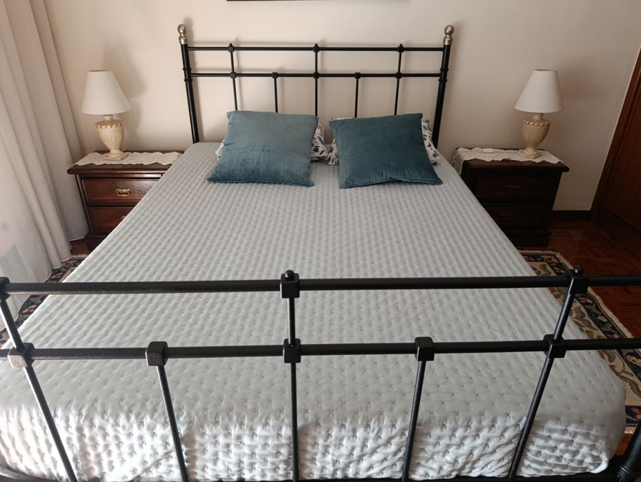 Cama em ferro com mesas cabeceira e cómoda