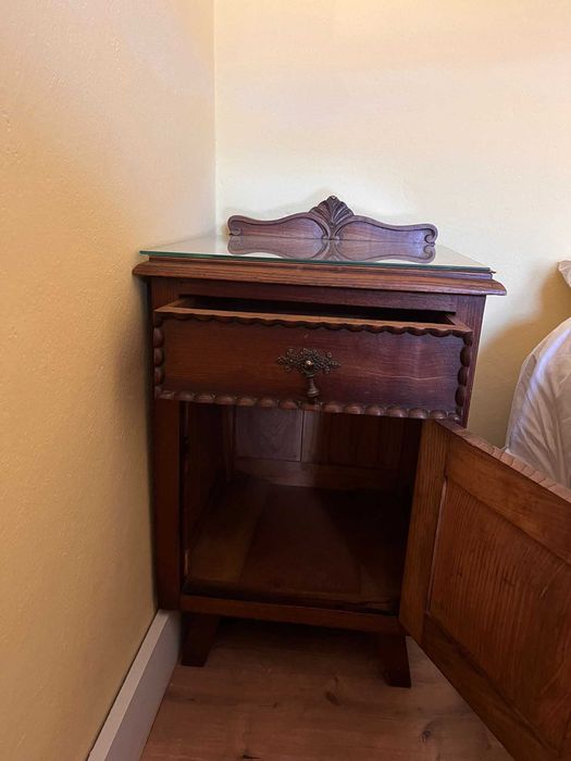 2 mesas de cabeceira e 1 cómoda com 4 gavetas