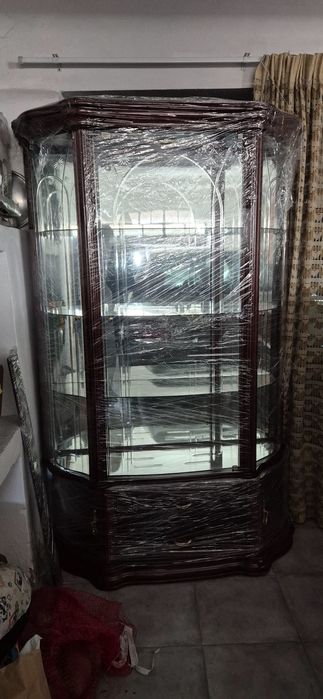 Cristaleira  em muito bom estado.
