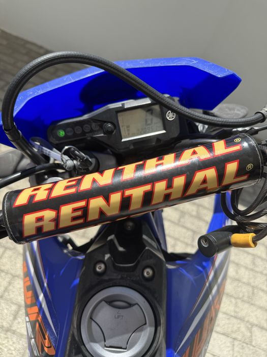 Mota Yamaha WR 125R de garagem