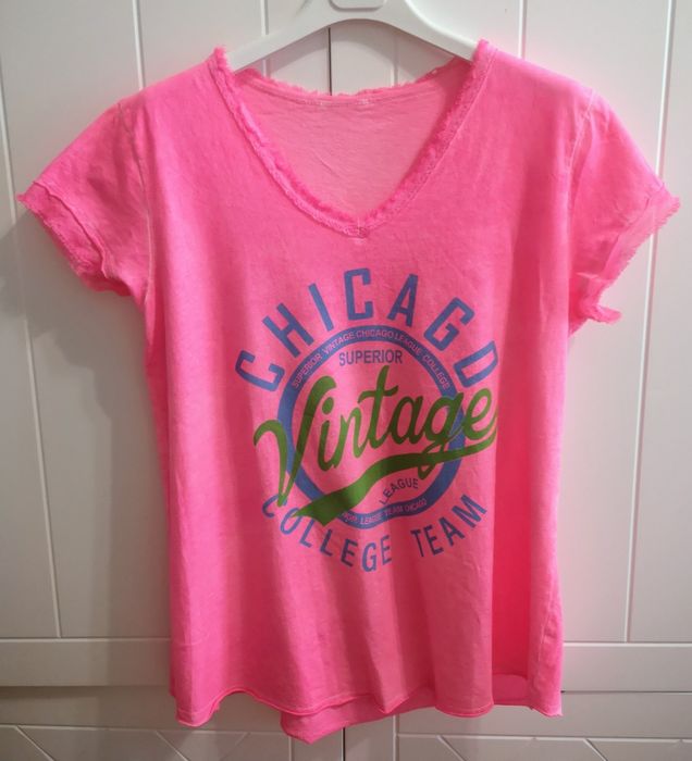 Różowy bawełniany t-shirt.