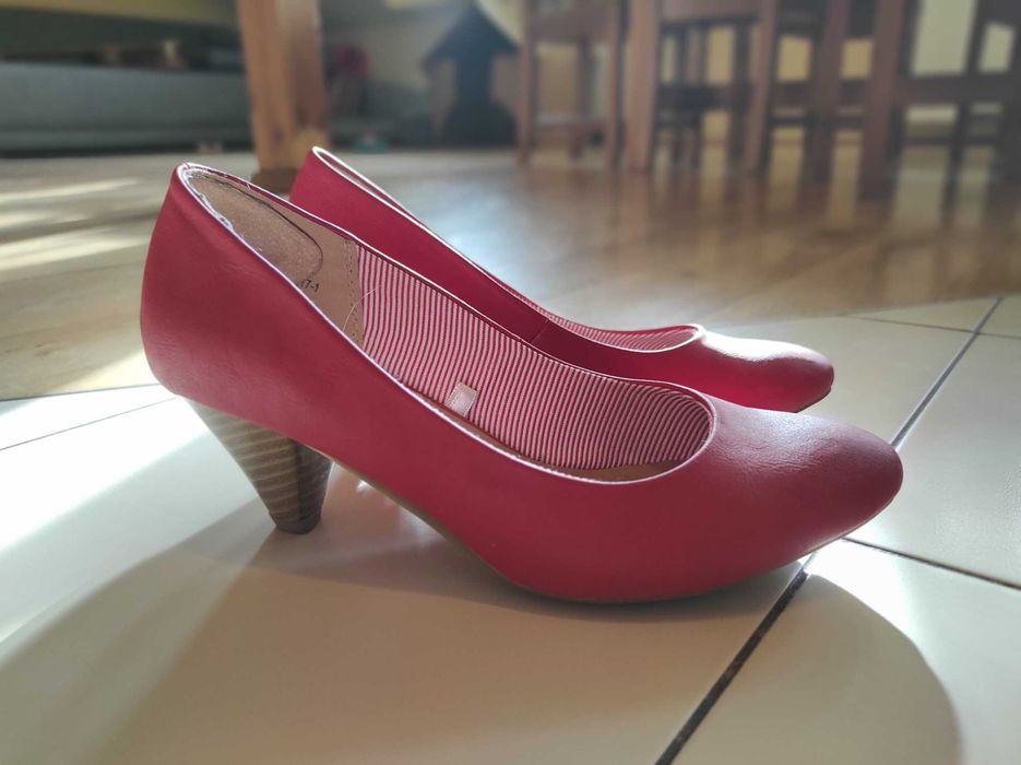 Raz założone czerwone buty na obcasie z CCC, 37