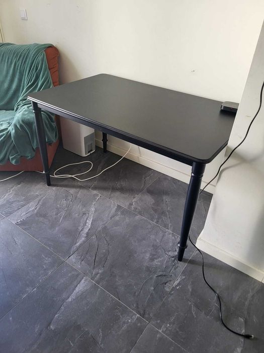 Mesa com 2 cadeiras e 2 bancos