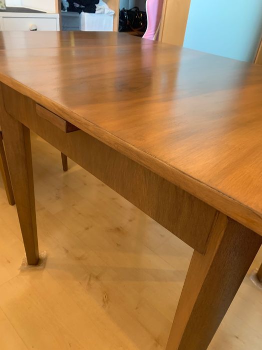 Stół z krzesłami po renowacji orzech