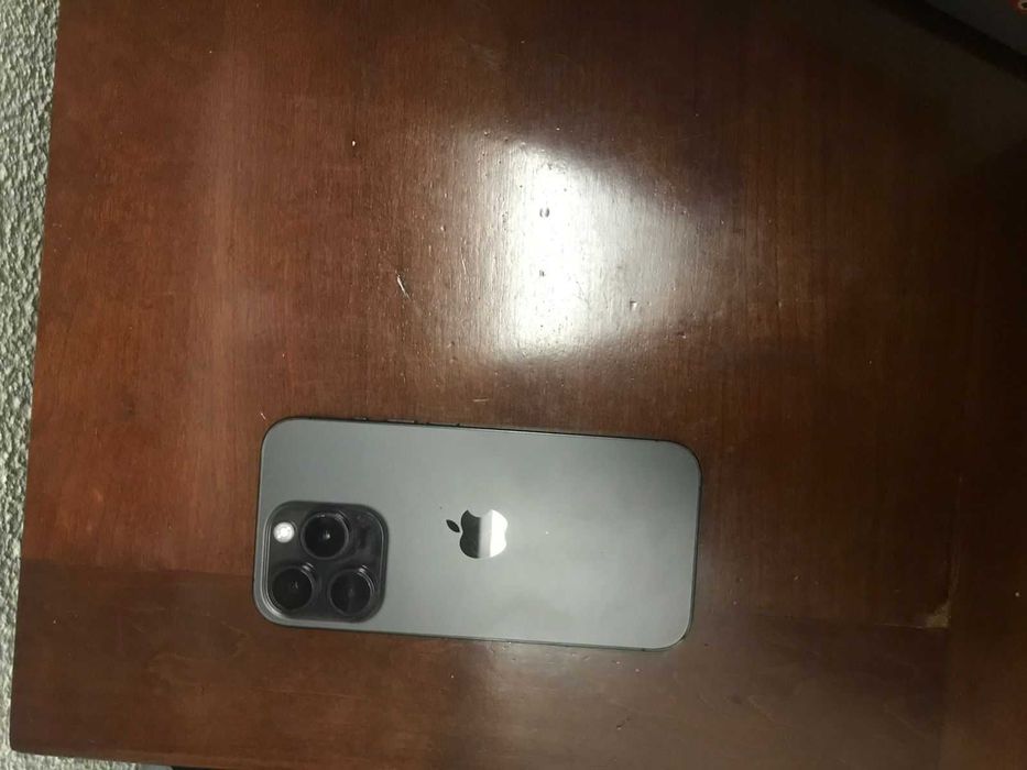Iphone 15 pro com ainda esta com garantia da loja (2 anos)