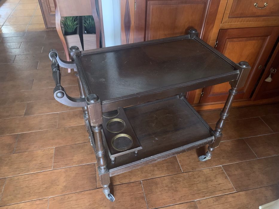 Carrinho de bebidas em madeira