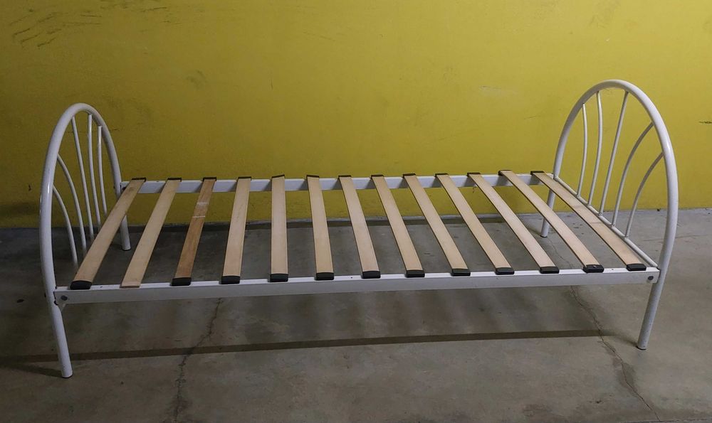 Cama em ferro (colchão)