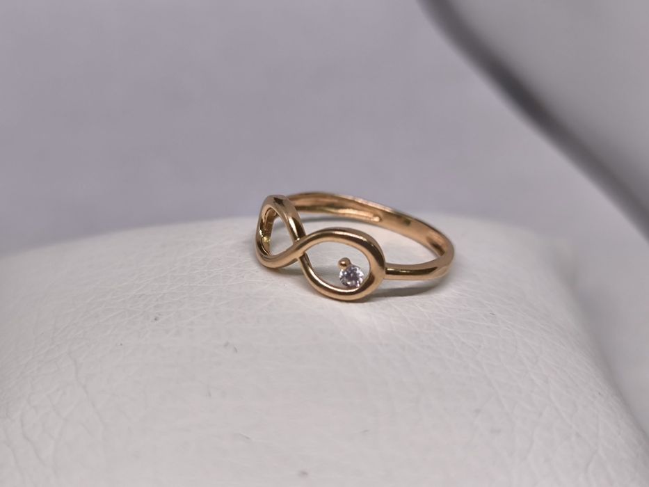 Кольцо золотое Бесконечность. Вес 1.01. Размер 16