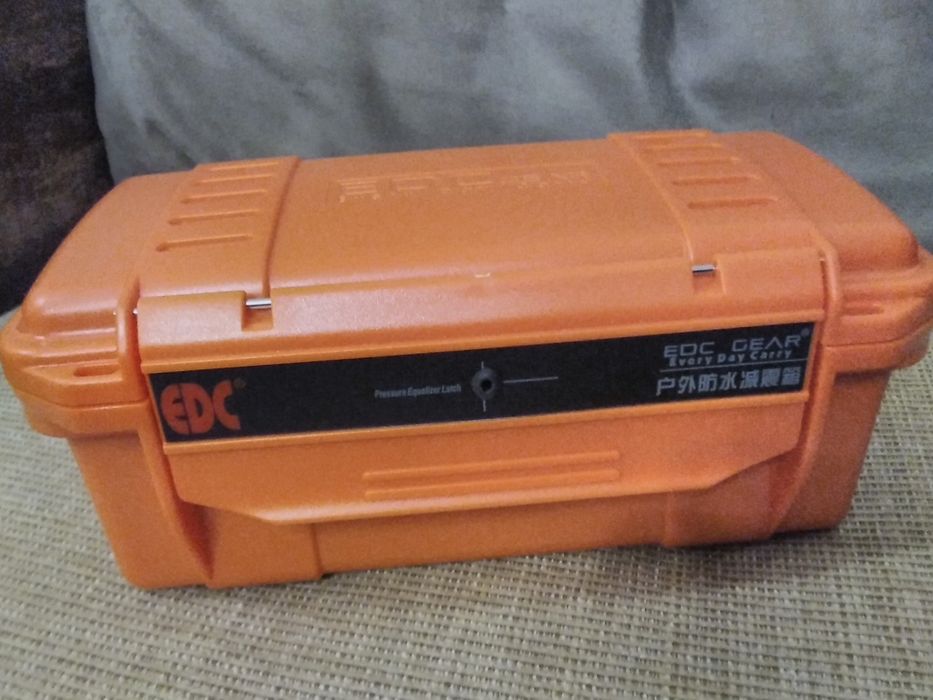 Caixa pequena ermetica p/ materiais delicados NOVA