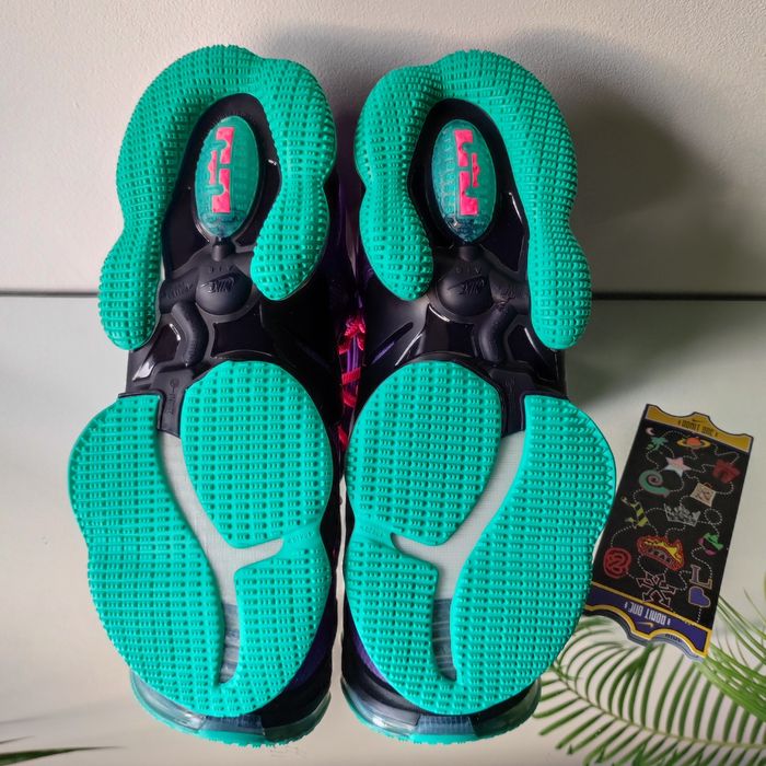 Кросівки баскетбольні Nike LeBron 19
(CZ0230-500)
Оригінал!